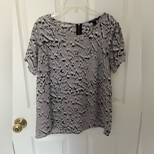 EUC Women’s Short-Sleeve Grey Abstract Print Top Size Medium